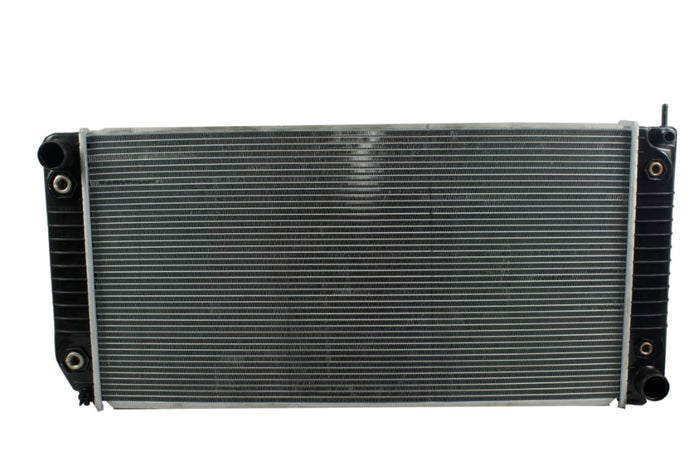 Radiador Automotriz GM Chevrolet Express 2500 3500, 3500, Savana T/A 96-02  56mm Tubo Soldado