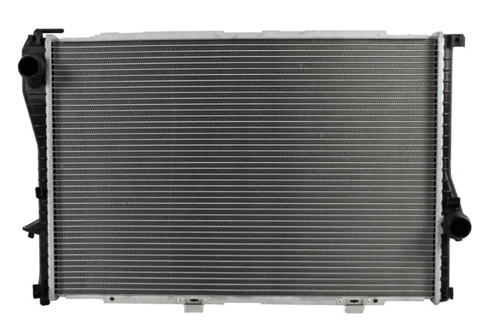 Radiador Automotriz BMW  525 i 528 i. 530 i, 540 i, 545 i T/M 99-06  32mm Tubo Soldado