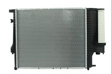 Cargar imagen en el visor de la galería, Radiador Automotriz BMW  525I 525IT T/A 93-95 32mm Tubo Soldado
