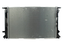Cargar imagen en el visor de la galería, Radiador Automotriz Audi A4 A5,A6,A7,Q5,S4,S5,SQ5  T/A 09-15 32mm Tubo Soldado
