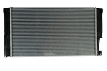 Cargar imagen en el visor de la galería, Radiador Automotriz BMW  520i 528i  12-16 32mm Tubo Soldado
